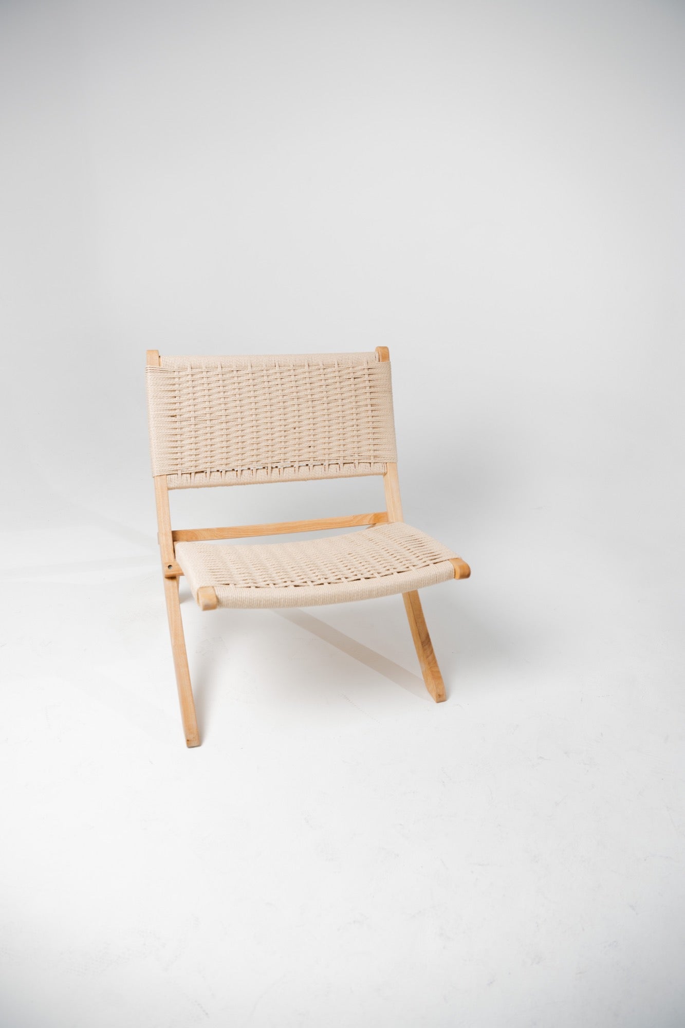 Silla Akari de madera de caucho con asiento tejido, color natural