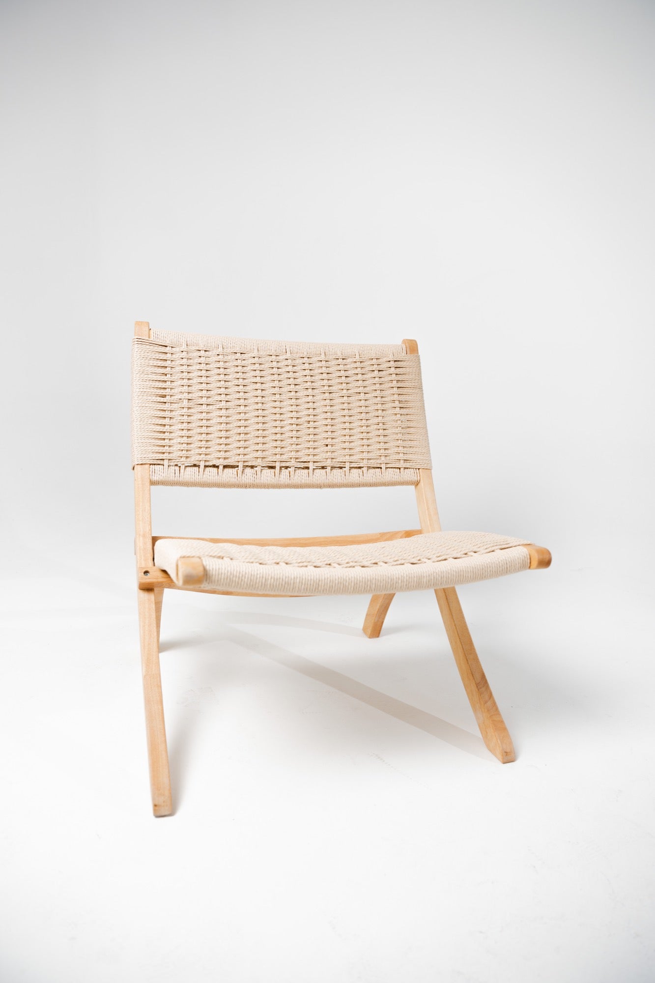 Silla Akari de madera de caucho con asiento tejido, color natural