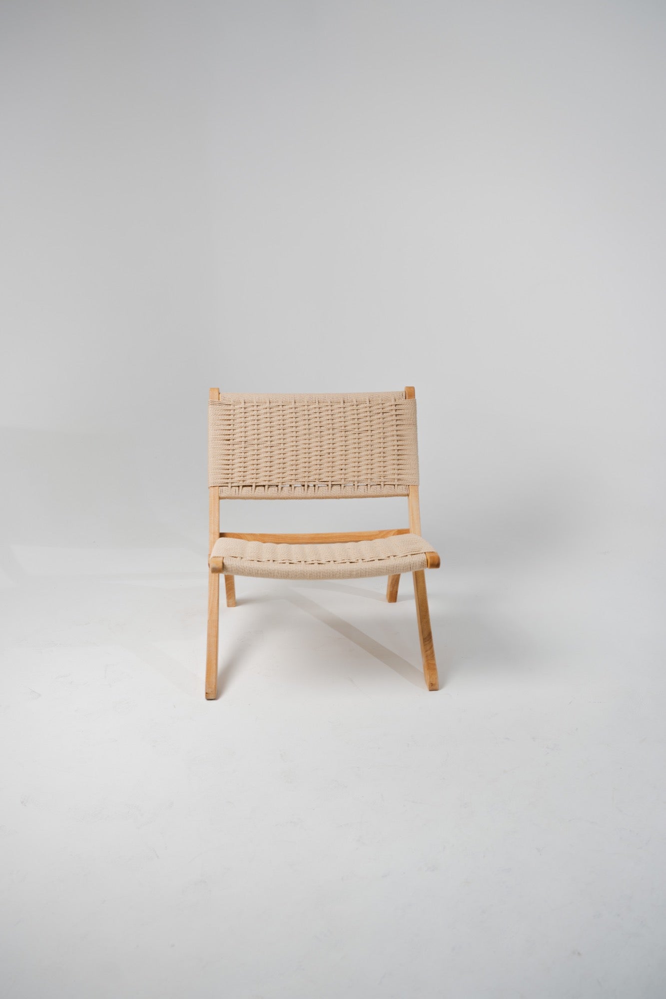 Silla Akari de madera de caucho con asiento tejido, color natural