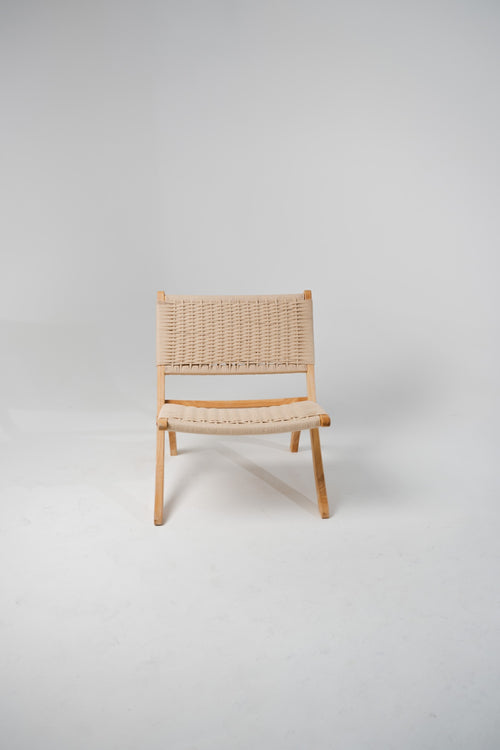 Silla Akari de madera de caucho con asiento tejido, color natural