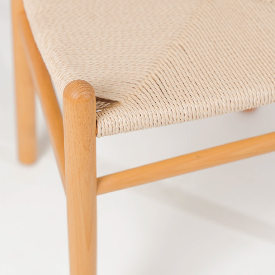 Silla Trama de madera de haya con asiento de cuerda tejida, color natural