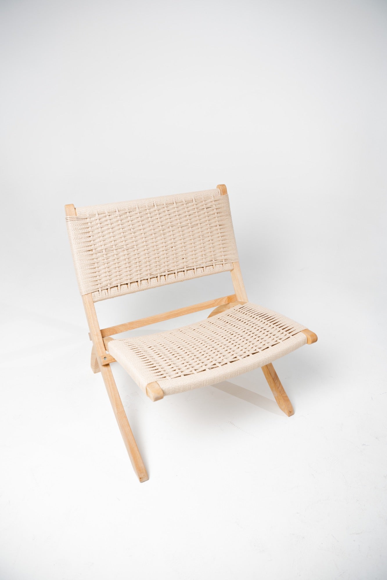 Silla Akari de madera de caucho con asiento tejido, color natural